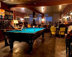 Stijlvolle recreatieruimte in Loods Hotel Vlieland, vakantieappartement op Vlieland, met biljarttafel.