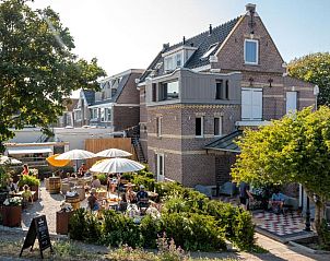 Buitenterras van Loods Hotel Vlieland, vakantieappartement op Vlieland, met gezellige zitjes.