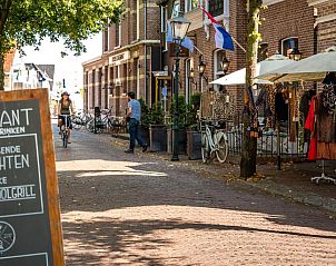 Levendige omgeving van Loods Hotel Vlieland, vakantieappartement op Vlieland, met lokale winkels.