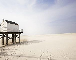 Rustige strandomgeving nabij Loods Hotel Vlieland, vakantieappartement op Vlieland, met uitgestrekt zand.