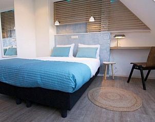 Frisse slaapkamer in Loods Hotel Vlieland, vakantieappartement op Vlieland, met moderne accenten.