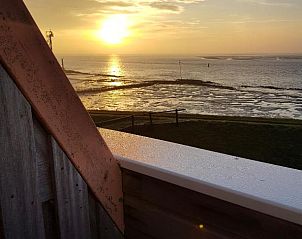 Adembenemende zonsondergang vanaf Loods Hotel Vlieland, vakantieappartement op Vlieland, met zeezicht.