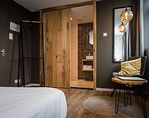 Stijlvol interieur van Loods Hotel Vlieland, vakantieappartement op Vlieland, met moderne badkamer.