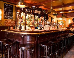 Gezellige bar in Loods Hotel Vlieland, vakantieappartement op Vlieland, met warme sfeer.