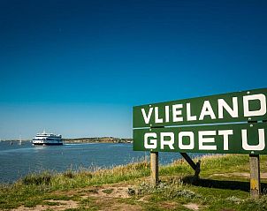 Aankomst bij Vlieland, nabij Loods Hotel Vlieland, vakantieappartement op Vlieland, met veerboot.