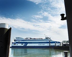 Veerboot naar Vlieland, dichtbij Loods Hotel Vlieland, vakantieappartement op Vlieland, met blauwe lucht.