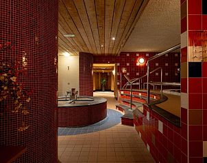 Wellnessruimte in Vlierijck vakantieappartement op Vlieland met mozaektegels.