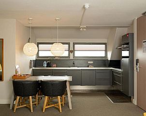 Keuken in Vlierijck vakantieappartement op Vlieland met eetruimte en moderne apparatuur.