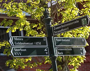 Wegwijzer naar bezienswaardigheden nabij Vlierijck vakantieappartement op Vlieland.