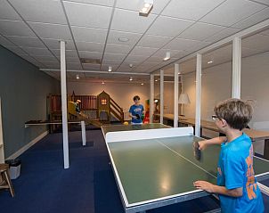 Kinderen spelen tafeltennis in Vlierijck vakantieappartement op Vlieland.