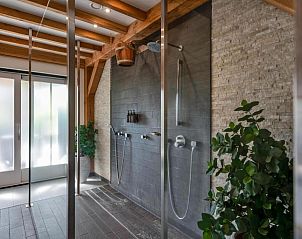 Luxe slaapkamer in Badhotel Bruin, Vlieland, met strandthema en comfortabel bed.