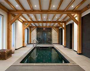 Wellnessruimte met zwembad in Badhotel Bruin, Vlieland, voor ultieme ontspanning.