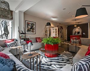 Ruime woonkamer in Badhotel Bruin, Vlieland, met balkon en comfortabele meubels.