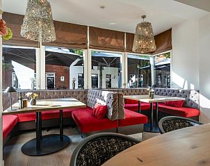 Comfortabele zithoek in Badhotel Bruin, Vlieland, ideaal voor ontspanning.