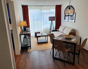 Lichte en ruime woonkamer in Badhotel Bruin, Vlieland, met comfortabele meubels.