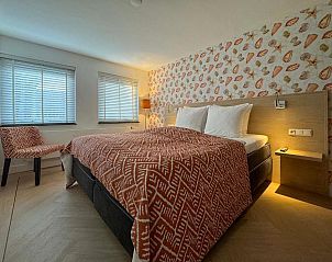 Keuken in Badhotel Bruin, Vlieland, met moderne apparatuur en stijlvolle inrichting.