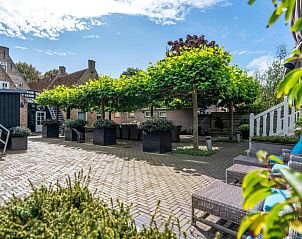 Moderne kitchenette in Badhotel Bruin, Vlieland, ideaal voor zelfvoorzienende gasten.