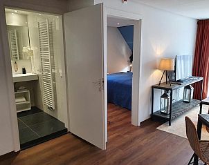 Badkamer en slaapkamer in Badhotel Bruin, Vlieland, met moderne voorzieningen.