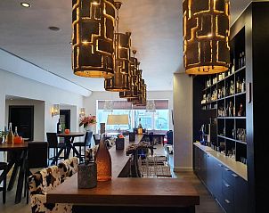 Stijlvolle bar in Badhotel Bruin, Vlieland, met sfeervolle verlichting en drankselectie.