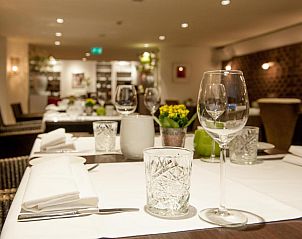 Elegante eetruimte in Badhotel Bruin, Vlieland, met verfijnde tafelopstelling.