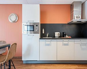 Gezond ontbijt in Badhotel Bruin, Vlieland, met vers fruit en koffie.