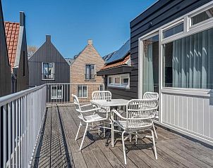 Uitgebreid ontbijt in Badhotel Bruin, Vlieland, met croissants en verse koffie.