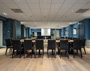 Sfeervolle schaakruimte in Badhotel Bruin, Vlieland, perfect voor ontspanning.