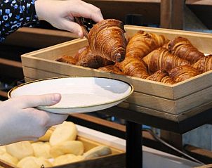 Ontbijtbuffet met verse croissants in Hotel DoniaState, vakantieappartement op Vlieland, voor een smakelijke start van de dag.