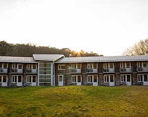 Buitenkant van Hotel DoniaState op Vlieland, met moderne architectuur en een rustige omgeving voor een ontspannen vakantie.