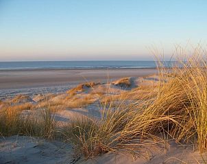 Zonsondergang op het strand van Vlieland, een serene ervaring nabij Hotel DoniaState, vakantieappartement op de Waddeneilanden.
