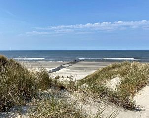 Uitzicht op het strand en de zee vanaf de duinen op Vlieland, nabij Hotel DoniaState, vakantieappartement op de Waddeneilanden.