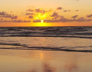 Adembenemende zonsondergang op Vlieland, een romantische ervaring nabij Hotel DoniaState, vakantieappartement op de Waddeneilanden.