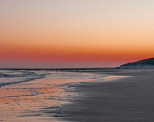 Strand bij zonsondergang op Vlieland, een schilderachtig uitzicht nabij Hotel DoniaState, vakantieappartement op de Waddeneilanden.