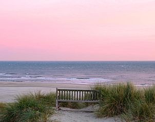 Bankje met uitzicht op de zee bij zonsondergang op Vlieland, nabij Hotel DoniaState, vakantieappartement op de Waddeneilanden.