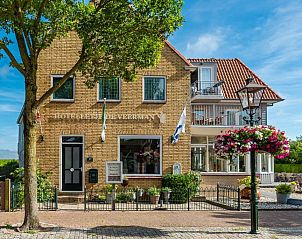 Hotelletje de Veerman in Vlieland, charmant vakantieappartement met klassieke gevel op de Waddeneilanden.