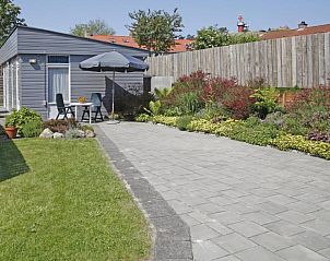 Lichte tuin bij Hotelletje de Veerman, vakantieappartement in Vlieland, Waddeneilanden.