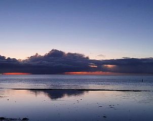 Adembenemende zonsondergang bij Hotelletje de Veerman, vakantieappartement op Vlieland, Waddeneilanden.