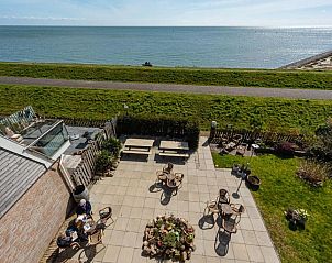 Terras met uitzicht bij Hotelletje de Veerman, vakantieappartement in Vlieland, Waddeneilanden.
