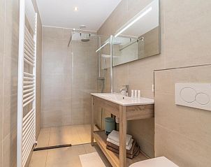 Moderne badkamer met inloopdouche in Het Vlielandhotel, vakantieappartement op Vlieland.