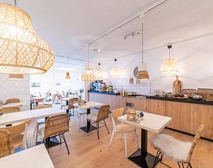 Gezellige eetruimte in Het Vlielandhotel, vakantieverblijf op Vlieland, Waddeneilanden.