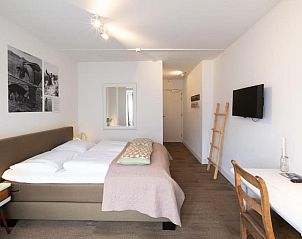 Stijlvolle slaapkamer met decoratieve elementen in Het Vlielandhotel op Vlieland.