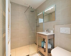 Elegante badkamer met moderne voorzieningen in Het Vlielandhotel, Vlieland.