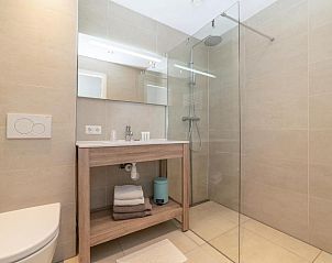 Moderne badkamer met luxe afwerking in Het Vlielandhotel, vakantieappartement op Vlieland.