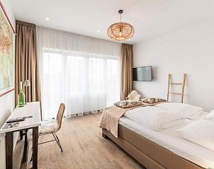 Lichte en ruime slaapkamer met werkruimte in Het Vlielandhotel, Vlieland.