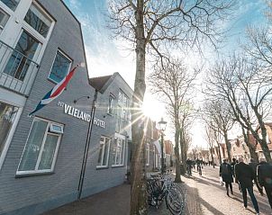 Buitenkant van Het Vlielandhotel, centraal gelegen op Vlieland, Waddeneilanden.