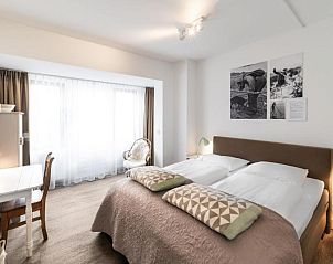 Gezellige slaapkamer met unieke decoraties in Het Vlielandhotel, Vlieland.