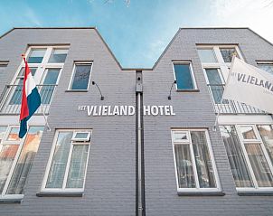 Voorgevel van Het Vlielandhotel, centraal gelegen op Vlieland, Waddeneilanden.