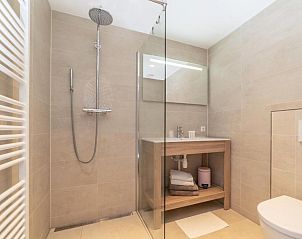 Moderne badkamer met luxe voorzieningen in Het Vlielandhotel, Vlieland.