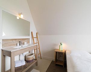 Slaapkamer met moderne wastafel in Het Vlielandhotel, vakantieappartement op Vlieland.