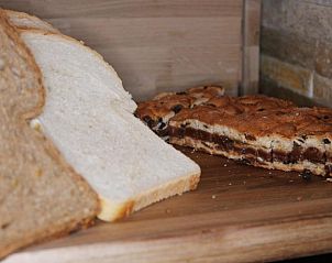 Vers gebakken brood bij het ontbijt in De Herbergh van Flielant, vakantieappartement op Vlieland, Waddeneilanden.